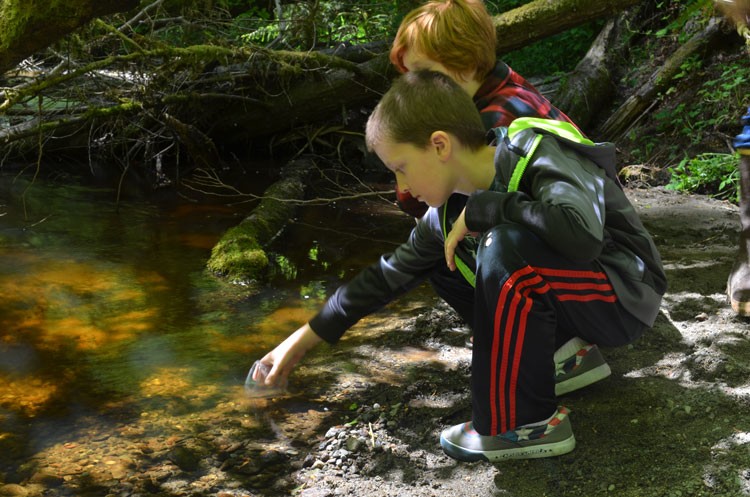 Illahee-kids-creek Children at creek