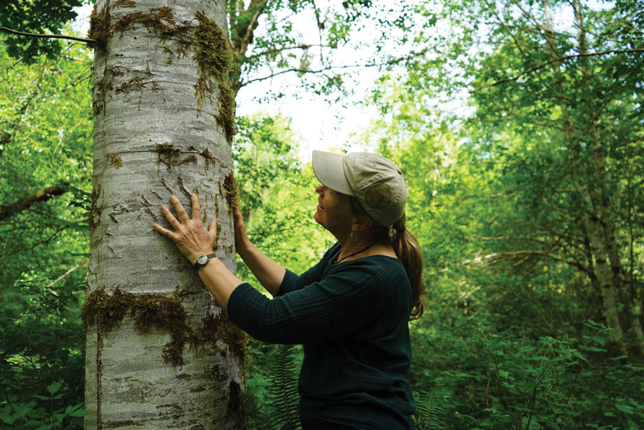 Sarah-with-Bear-Marks---Credit-Jessica-Plumb-Lg4web Sarah Spaeth and Bear Marks on a Tree. Photo by Jessica Plumb.
